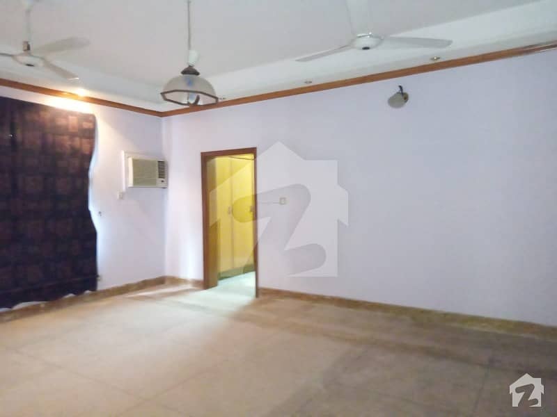 کینٹ لاہور میں 4 کمروں کا 1 کنال مکان 2 لاکھ میں کرایہ پر دستیاب ہے۔