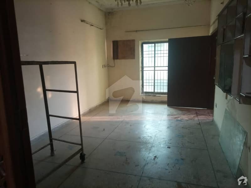 ازمیر ٹاؤن لاہور میں 4 کمروں کا 6 مرلہ مکان 1.65 کروڑ میں برائے فروخت۔