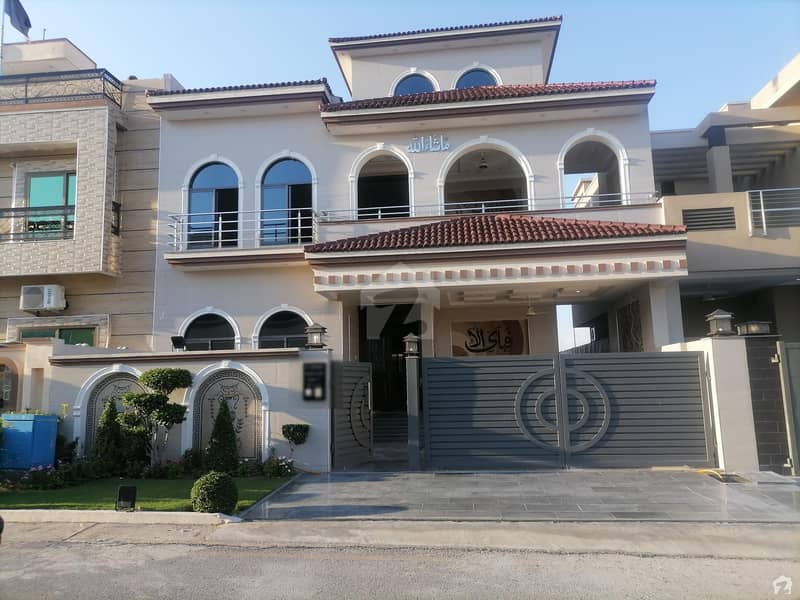 سٹی ہاؤسنگ سکیم جہلم میں 6 کمروں کا 10 مرلہ مکان 3 کروڑ میں برائے فروخت۔