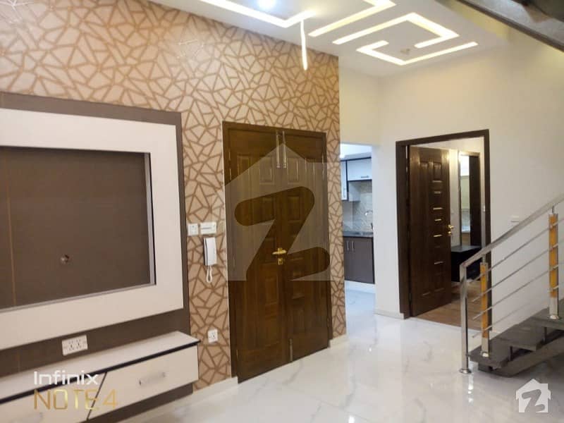 لارنس روڈ لاہور میں 4 کمروں کا 3 مرلہ مکان 1.8 کروڑ میں برائے فروخت۔