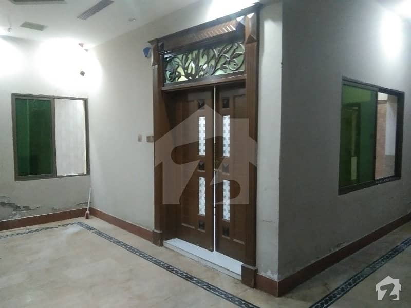 آفیسرز گارڈن کالونی ورسک روڈ پشاور میں 6 کمروں کا 7 مرلہ مکان 65 ہزار میں کرایہ پر دستیاب ہے۔