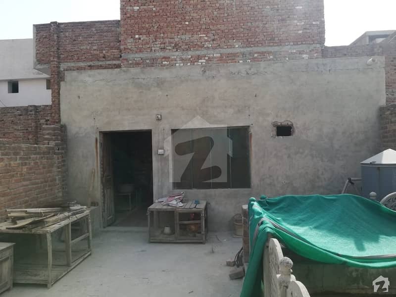 گلستان کالونی نمبر 1 فیصل آباد میں 7 کمروں کا 4 مرلہ مکان 17 ہزار میں کرایہ پر دستیاب ہے۔