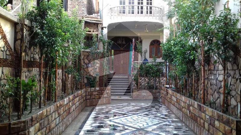 یونیورسٹی روڈ پشاور میں 4 کمروں کا 8 مرلہ مکان 3.6 کروڑ میں برائے فروخت۔