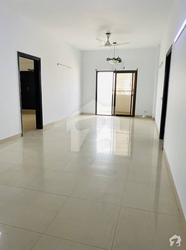 3 Bedrooms Flat For Rent