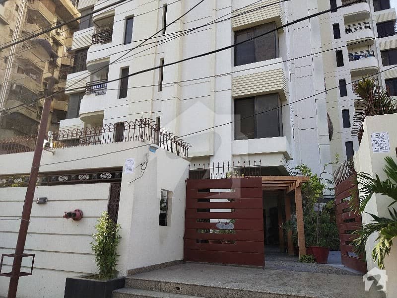 کلفٹن کراچی میں 3 کمروں کا 9 مرلہ فلیٹ 4.4 کروڑ میں برائے فروخت۔