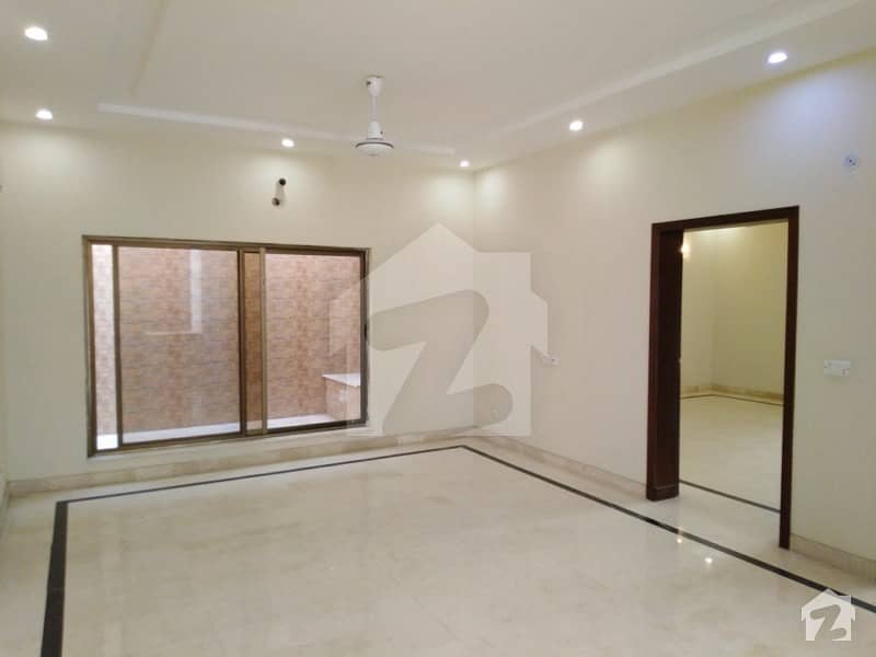 1 Kanal House Situated In Model Town For Sale
