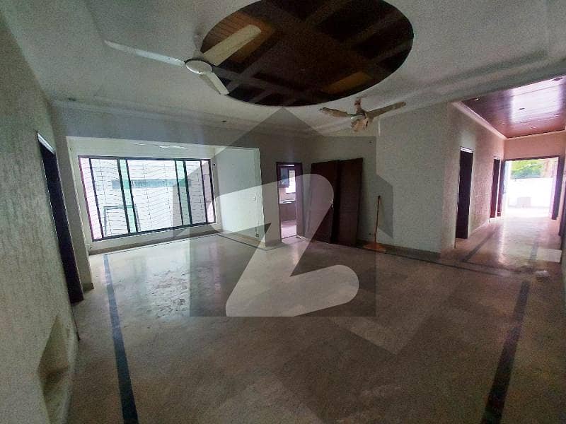 ڈی ایچ اے فیز 1 ڈیفنس (ڈی ایچ اے) لاہور میں 6 کمروں کا 1 کنال مکان 1.6 لاکھ میں کرایہ پر دستیاب ہے۔