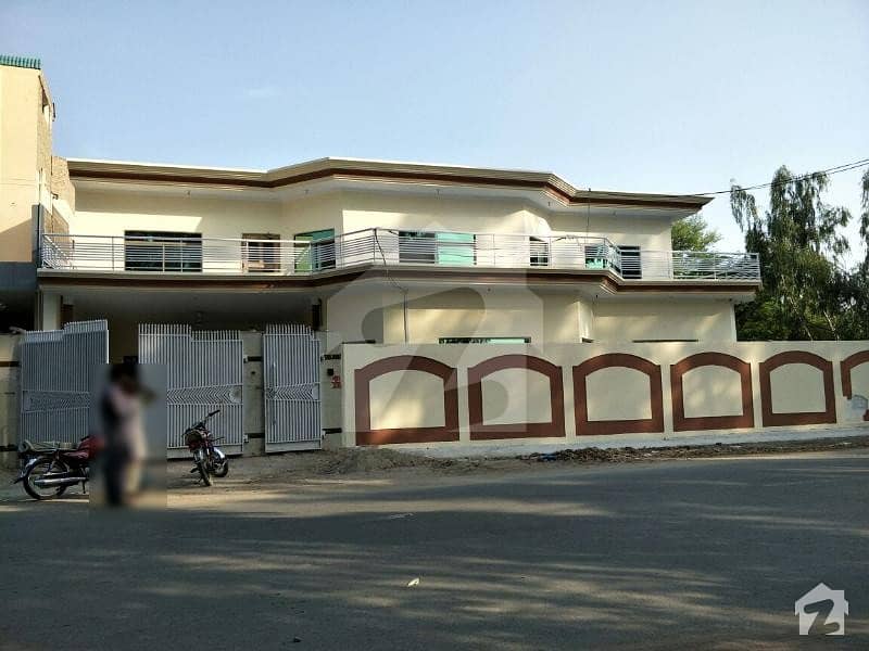 شاہ سکندر روڈ ڈیرہ غازی خان میں 4 کمروں کا 17 مرلہ مکان 4.5 کروڑ میں برائے فروخت۔