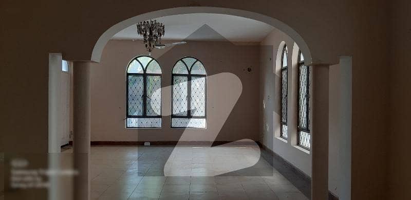 ایف ۔ 10 اسلام آباد میں 11 کمروں کا 2.4 کنال مکان 21.5 کروڑ میں برائے فروخت۔