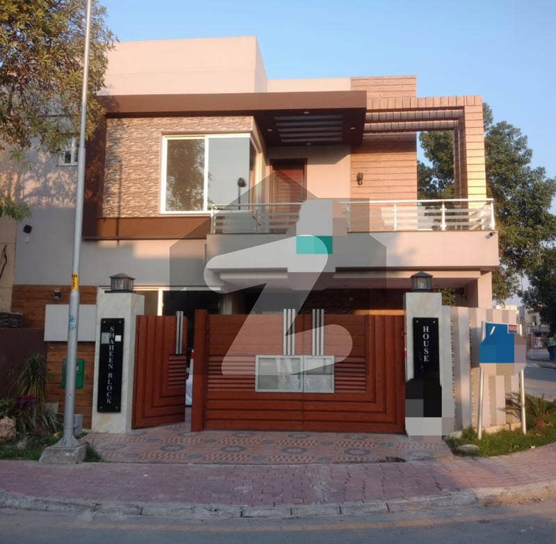 10 Marla Beautiful House Good Location For Rent In Bahria Town Lahore