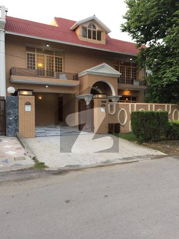 500syd Beautiful Double Storey House For Sale In F-11 Islamabad -6 Beds With 6 Attached Bath