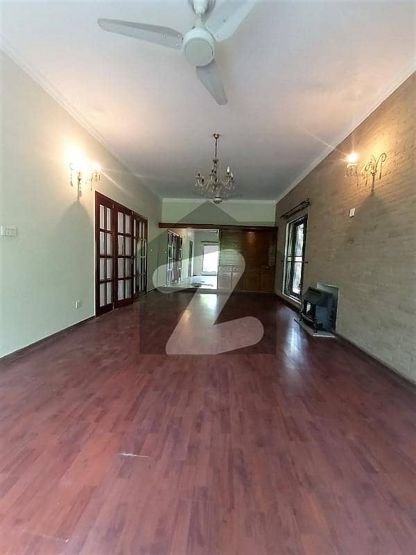 کیولری گراؤنڈ لاہور میں 4 کمروں کا 14 مرلہ مکان 1.5 لاکھ میں کرایہ پر دستیاب ہے۔