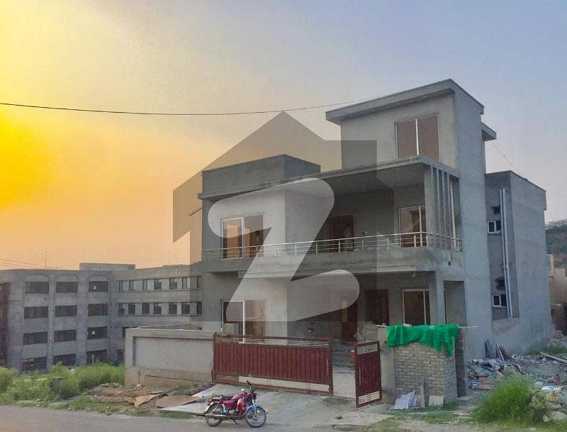 زرج سکیم ۔ سیکٹر بی زراج ہاؤسنگ سکیم اسلام آباد میں 8 کمروں کا 12 مرلہ مکان 3.75 کروڑ میں برائے فروخت۔