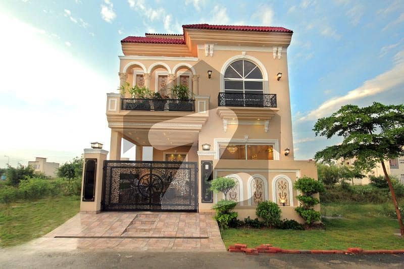 5 MARLA BEAUTIFUL DESIGNERS HOUSE FOR SALE BY INVESTORS ESTATE IN DHA 9 TOWN