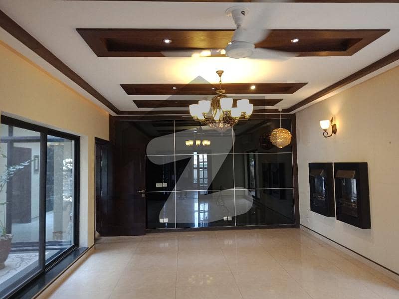 ONE KANAL BEAUTIFULL HOUSE FOR RENT IN DHA PHASE 4