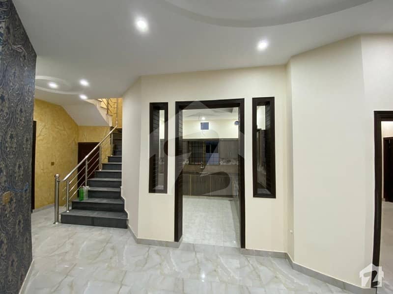 کینٹ سیالکوٹ میں 5 کمروں کا 10 مرلہ مکان 80 ہزار میں کرایہ پر دستیاب ہے۔