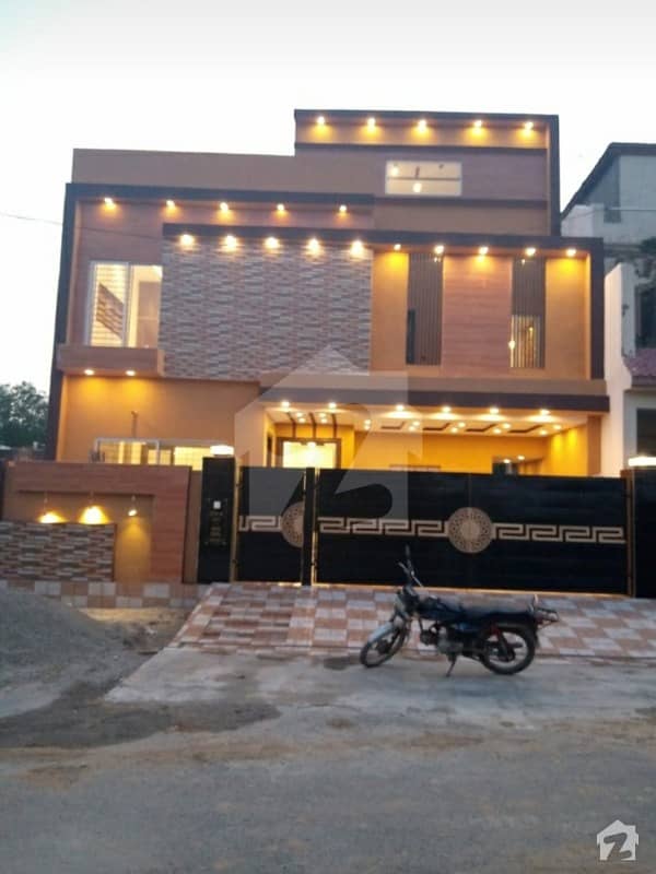 نشیمنِ اقبال فیز 2 نشیمنِ اقبال لاہور میں 6 کمروں کا 10 مرلہ مکان 2.25 کروڑ میں برائے فروخت۔