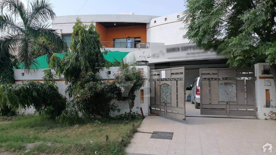 نواب ٹاؤن - بلاک سی نواب ٹاؤن لاہور میں 6 کمروں کا 1 کنال مکان 5.5 کروڑ میں برائے فروخت۔