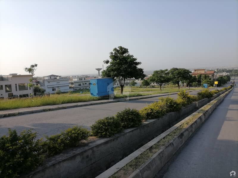 8 Kanal Spacious Commercial Plot Available In Gulberg For Sale