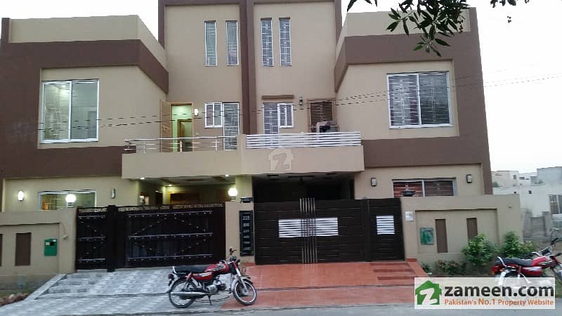 Owner Built 5 Marla Brand New Beautiful  House Close Park In Bahria Town Lahore