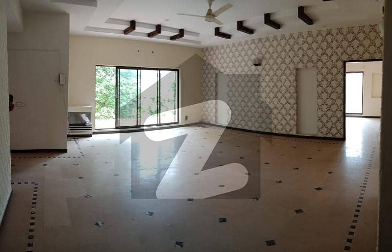 ڈی ایچ اے فیز 2 ڈیفنس (ڈی ایچ اے) لاہور میں 5 کمروں کا 1 کنال مکان 1.6 لاکھ میں کرایہ پر دستیاب ہے۔
