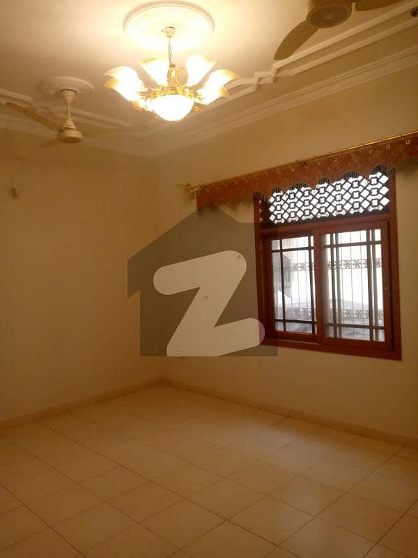 نارتھ ناظم آباد کراچی میں 3 کمروں کا 1.2 کنال بالائی پورشن 2.6 کروڑ میں برائے فروخت۔