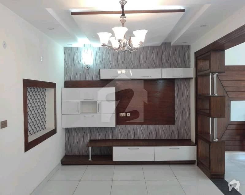 نواب ٹاؤن - بلاک ای نواب ٹاؤن لاہور میں 4 کمروں کا 8 مرلہ مکان 1.75 کروڑ میں برائے فروخت۔