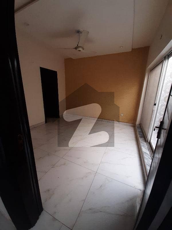 مدینہ ٹاؤن فیصل آباد میں 5 کمروں کا 1.6 کنال مکان 8 کروڑ میں برائے فروخت۔
