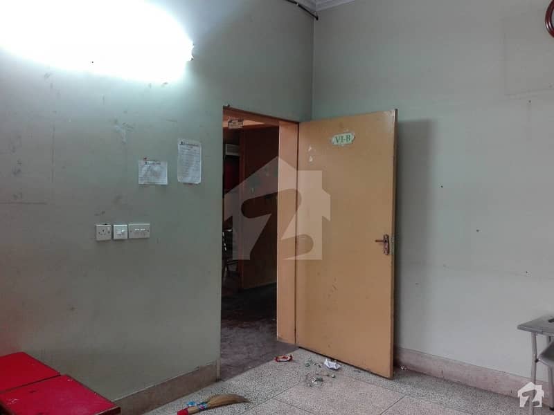 علامہ اقبال ٹاؤن لاہور میں 4 کمروں کا 10 مرلہ مکان 2.5 کروڑ میں برائے فروخت۔