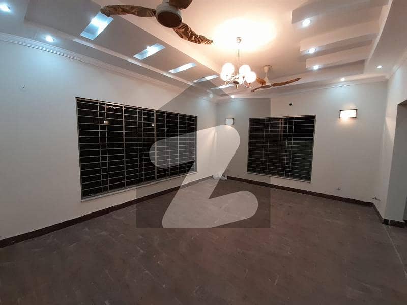 گلبرگ لاہور میں 9 کمروں کا 4 کنال مکان 52 کروڑ میں برائے فروخت۔