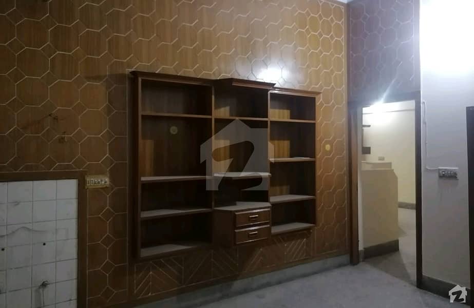 علامہ اقبال ٹاؤن لاہور میں 5 کمروں کا 10 مرلہ مکان 2.7 کروڑ میں برائے فروخت۔