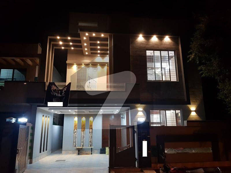بحریہ ٹاؤن گارڈنیہ بلاک بحریہ ٹاؤن سیکٹر سی بحریہ ٹاؤن لاہور میں 4 کمروں کا 7 مرلہ مکان 2.1 کروڑ میں برائے فروخت۔
