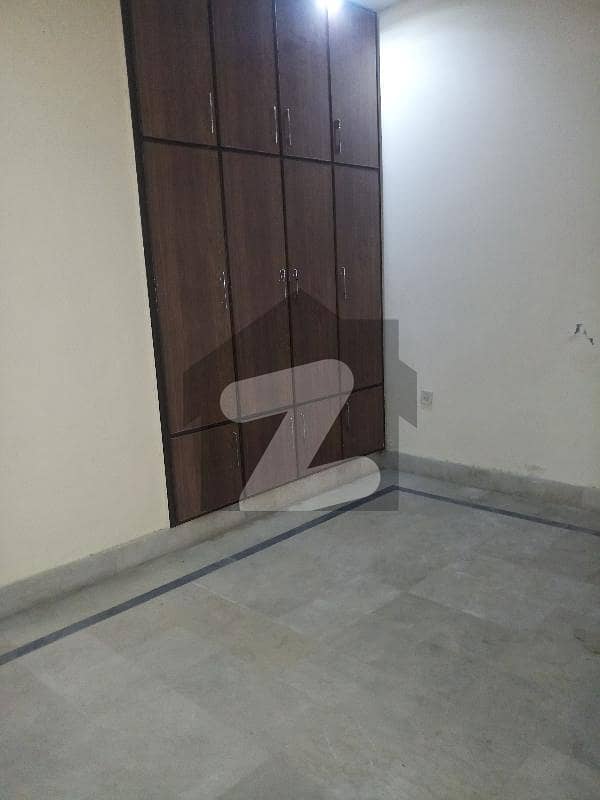 النجف کالونی فیصل آباد میں 5 کمروں کا 4 مرلہ مکان 36 ہزار میں کرایہ پر دستیاب ہے۔