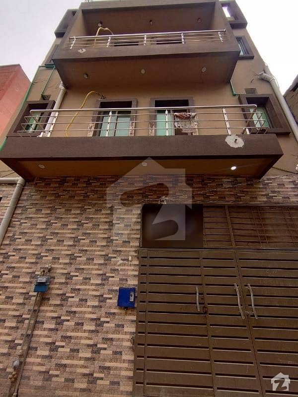جوہر ٹاؤن لاہور میں 11 کمروں کا 5 مرلہ عمارت 2 کروڑ میں برائے فروخت۔