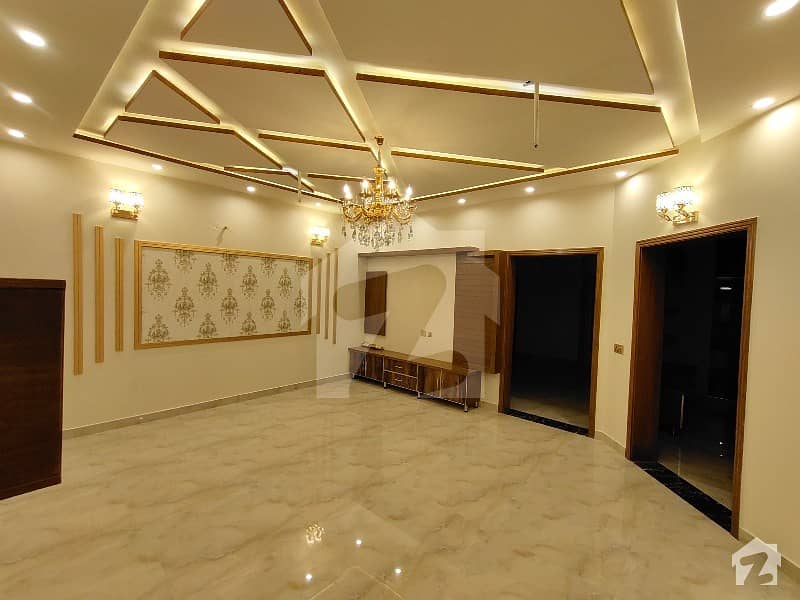 او پی ایف ہاؤسنگ سکیم لاہور میں 5 کمروں کا 10 مرلہ مکان 2.8 کروڑ میں برائے فروخت۔