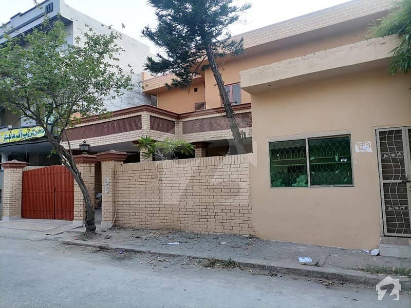 علی ٹاؤن لاہور میں 7 کمروں کا 1 کنال مکان 3.6 کروڑ میں برائے فروخت۔