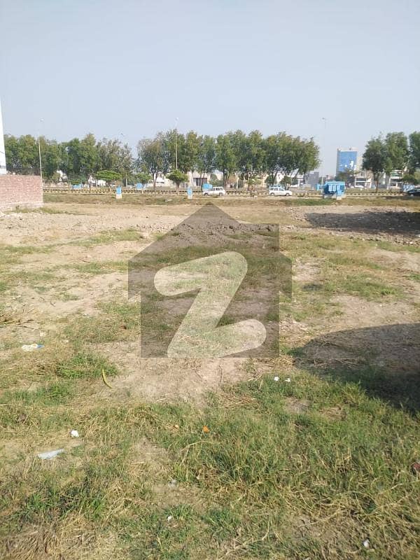 1 Kanal Beautiful Hot Location Plot For Sale (100 Conform)