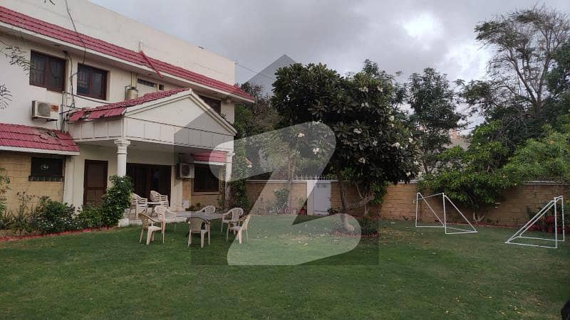 1000 Sq Yds Well Maintained  Bungalow In Pechs Block 6