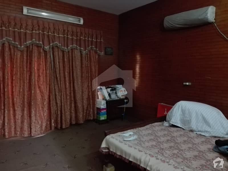 علامہ اقبال ٹاؤن لاہور میں 5 کمروں کا 10 مرلہ مکان 95 ہزار میں کرایہ پر دستیاب ہے۔