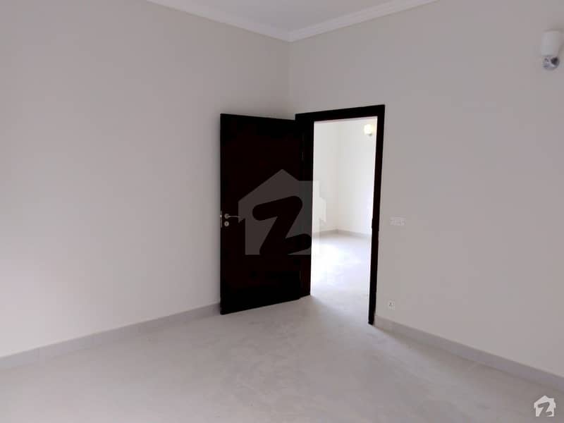 ڈی ایچ اے فیز 4 ڈی ایچ اے کراچی میں 5 کمروں کا 1 کنال مکان 9.75 کروڑ میں برائے فروخت۔