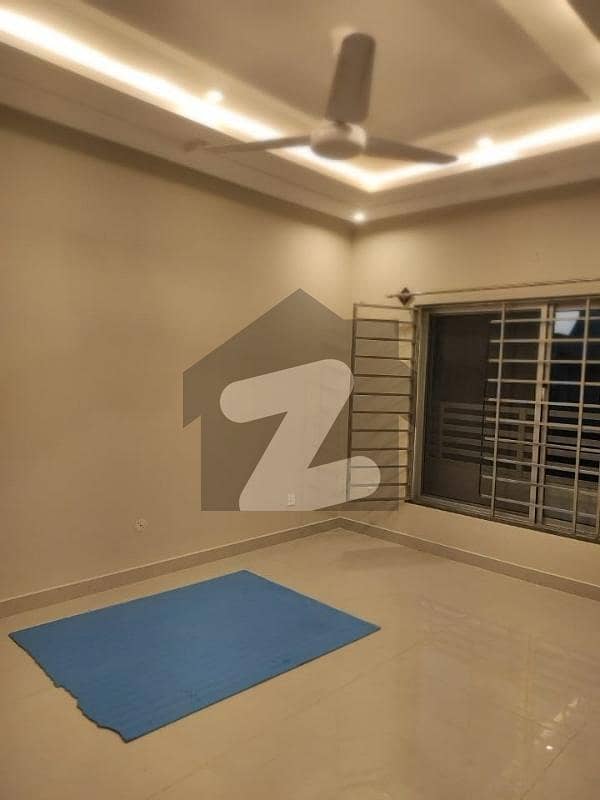 ڈی ۔ 12 اسلام آباد میں 4 کمروں کا 4 مرلہ مکان 2.7 کروڑ میں برائے فروخت۔