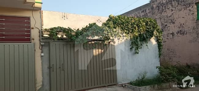 رزاق ٹاؤن چکراروڈ راولپنڈی میں 2 کمروں کا 6 مرلہ مکان 35 ہزار میں کرایہ پر دستیاب ہے۔
