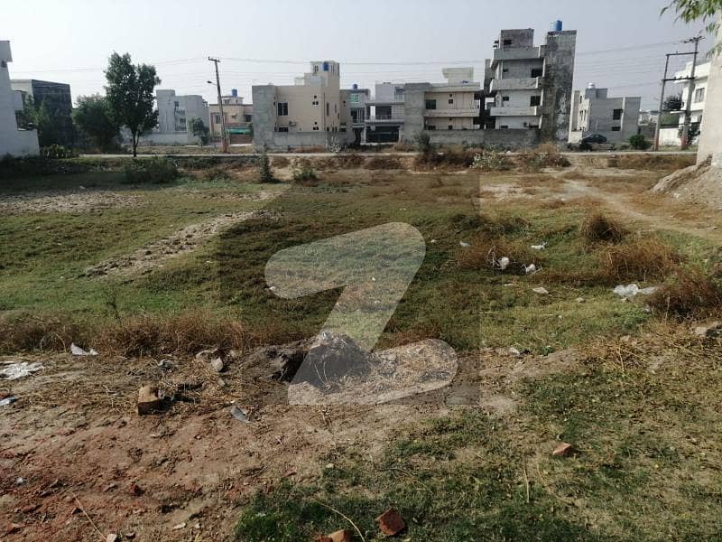 1 Kanal 228-A Hot Location Plot Available For Sale
