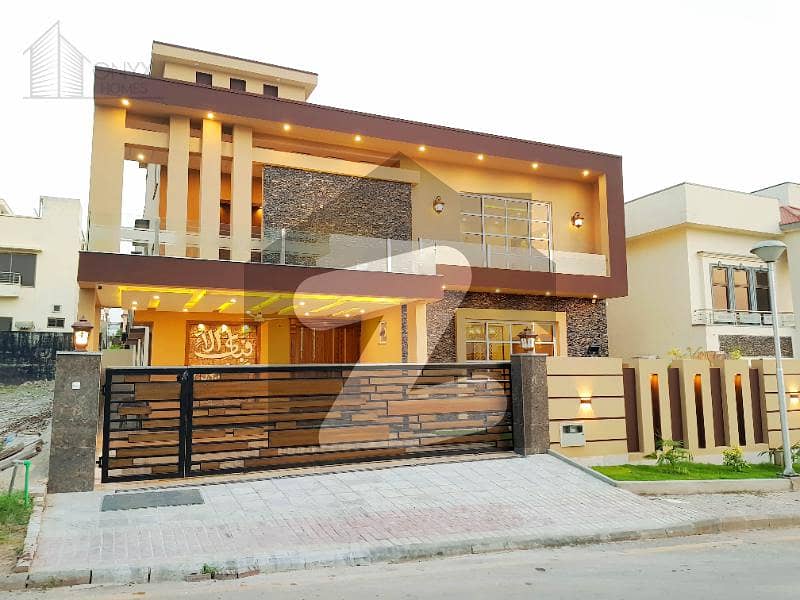 High Quality 1 Kanal Designer House For Sale With Beautiful Lawn