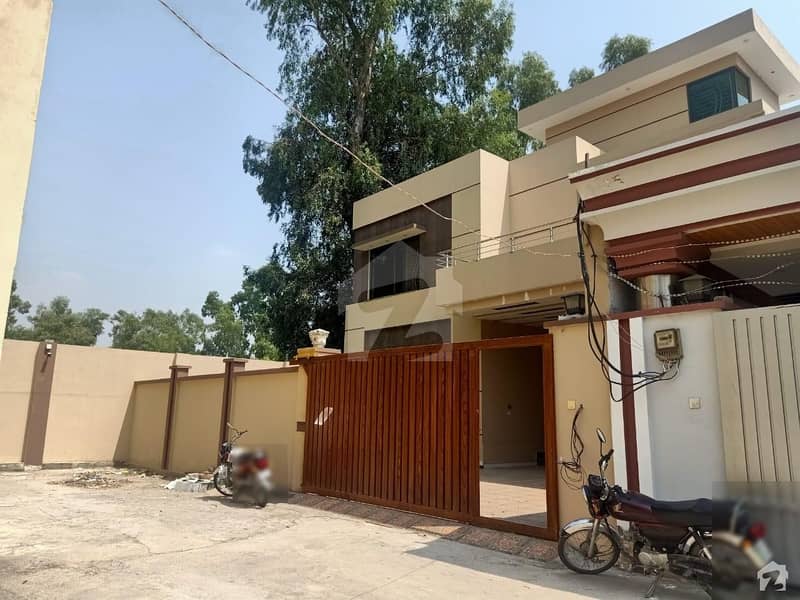 House Over 16 Marla Land Area In Service Morh Available
