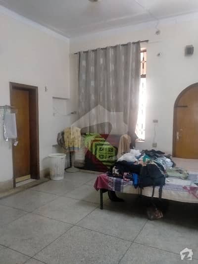 House In Allama Iqbal Town Sized 10 Marla Is Available