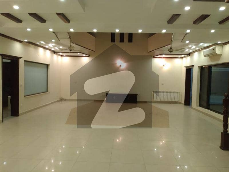 ڈی ایچ اے فیز 3 - بلاک ڈبل ایکس فیز 3 ڈیفنس (ڈی ایچ اے) لاہور میں 6 کمروں کا 2 کنال مکان 3.55 لاکھ میں کرایہ پر دستیاب ہے۔