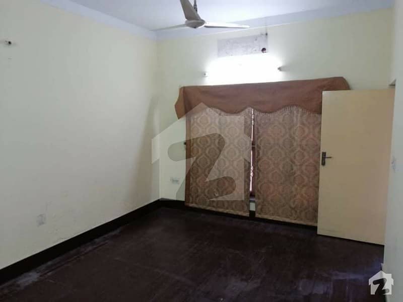 پیپلز کالونی - بلاک بی پیپلز کالونی نمبر 1 فیصل آباد میں 4 کمروں کا 7 مرلہ مکان 65 ہزار میں کرایہ پر دستیاب ہے۔