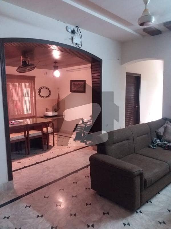 مدینہ ٹاؤن فیصل آباد میں 5 کمروں کا 18 مرلہ مکان 5.5 کروڑ میں برائے فروخت۔