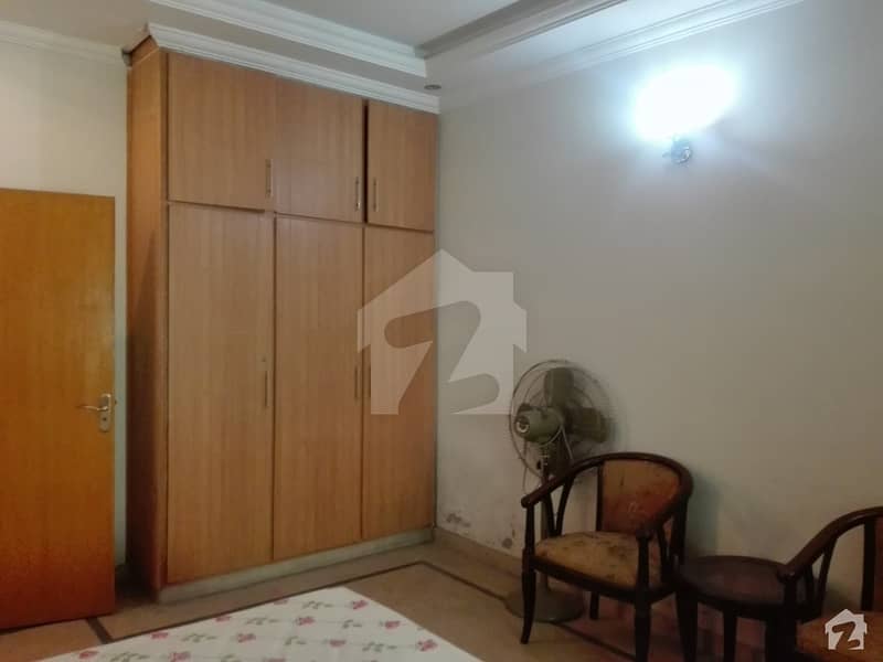 واپڈا ٹاؤن لاہور میں 5 کمروں کا 10 مرلہ مکان 2.4 کروڑ میں برائے فروخت۔